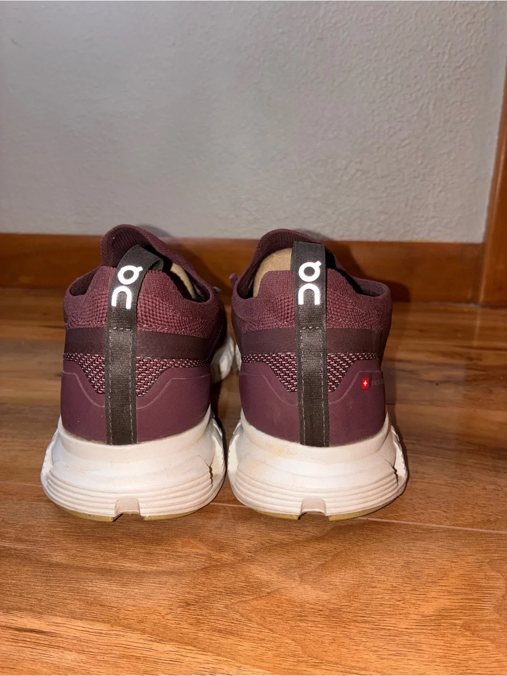 On Cloud 6 Versa Women’s Athletic Running Shoes Sneakers, mulberry- size 9